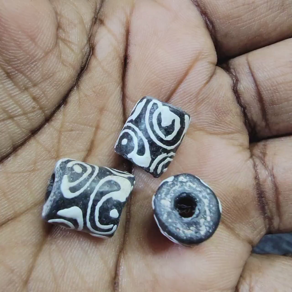 18 Black and White African Beads