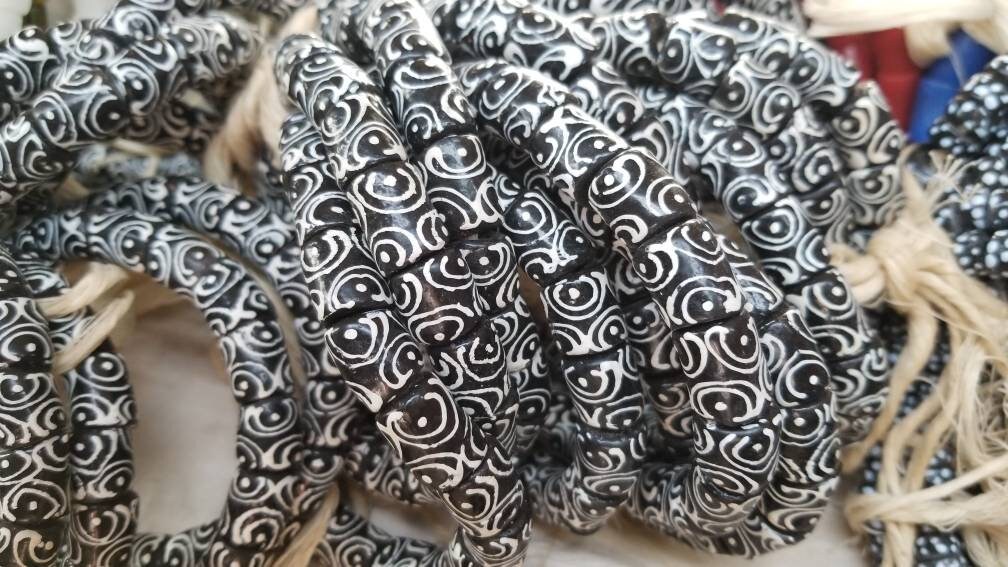 18 Black and White African Beads